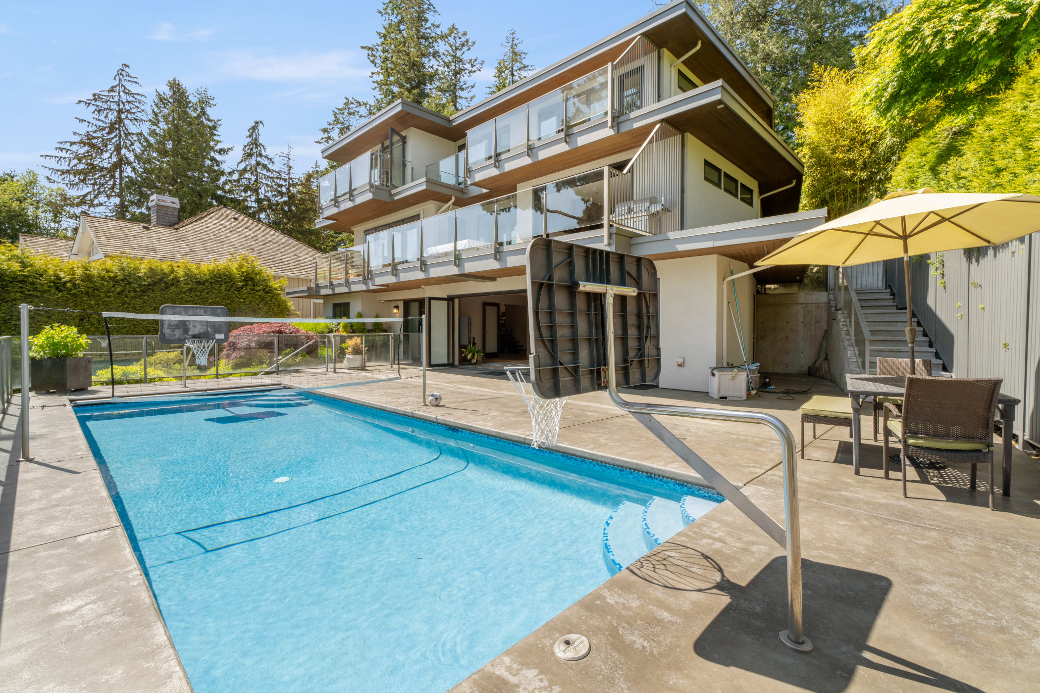 3389 Thompson Crescent